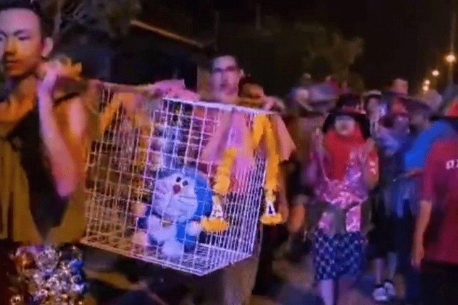 Thái Lan: Dân làng rước mèo Doraemon trong nghi lễ cầu mưa- Ảnh 1.