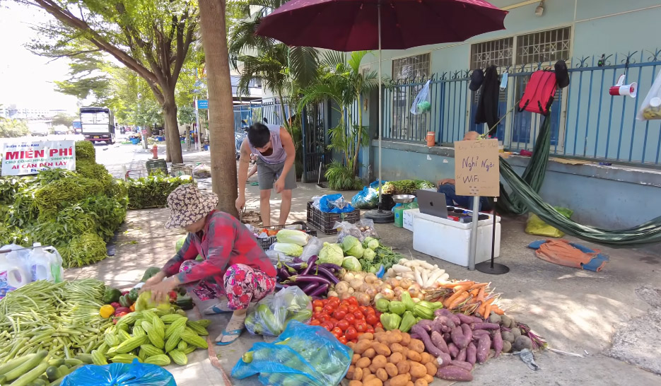 Anh Minh Râu bán hàng ế ẩm vẫn đều đặn tặng rau miễn phí, vừa lĩnh tiền ...