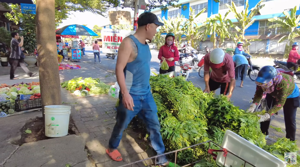 Anh Minh Râu bán hàng ế ẩm vẫn đều đặn tặng rau miễn phí, vừa lĩnh tiền ...
