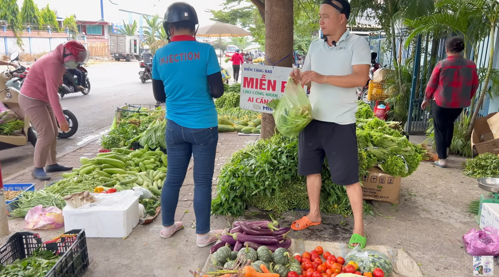 Anh Minh Râu bán hàng ế ẩm vẫn đều đặn tặng rau miễn phí, vừa lĩnh tiền ...
