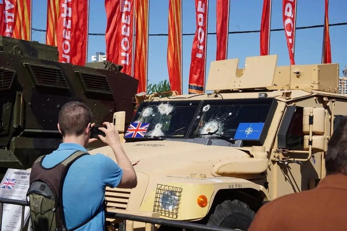 Nga triển lãm khí tài NATO thu từ Ukraine, người dân đổ xô đi xem- Ảnh 9.