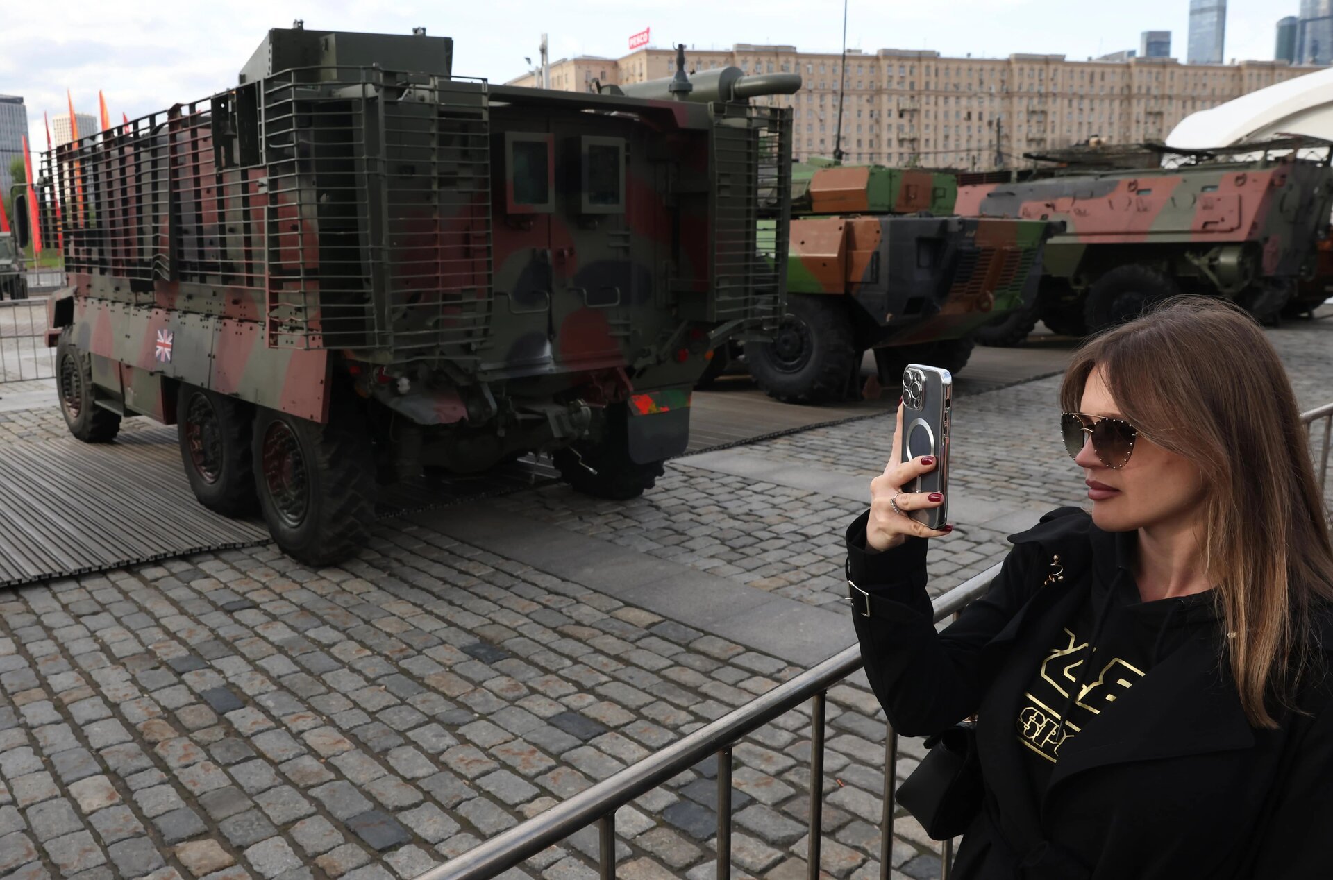Nga triển lãm khí tài NATO thu từ Ukraine, người dân đổ xô đi xem- Ảnh 10.