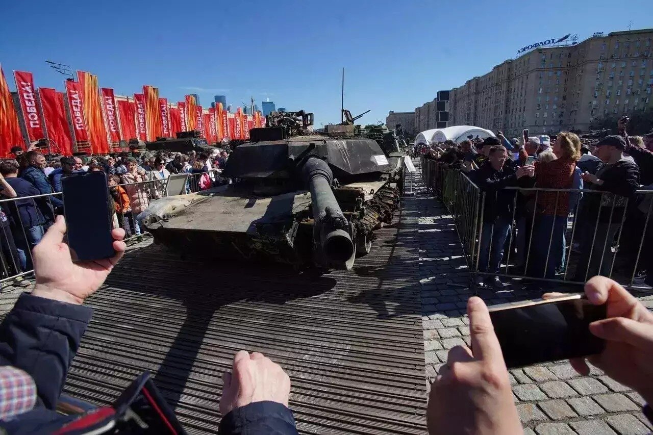 Nga triển lãm khí tài NATO thu từ Ukraine, người dân đổ xô đi xem- Ảnh 1.