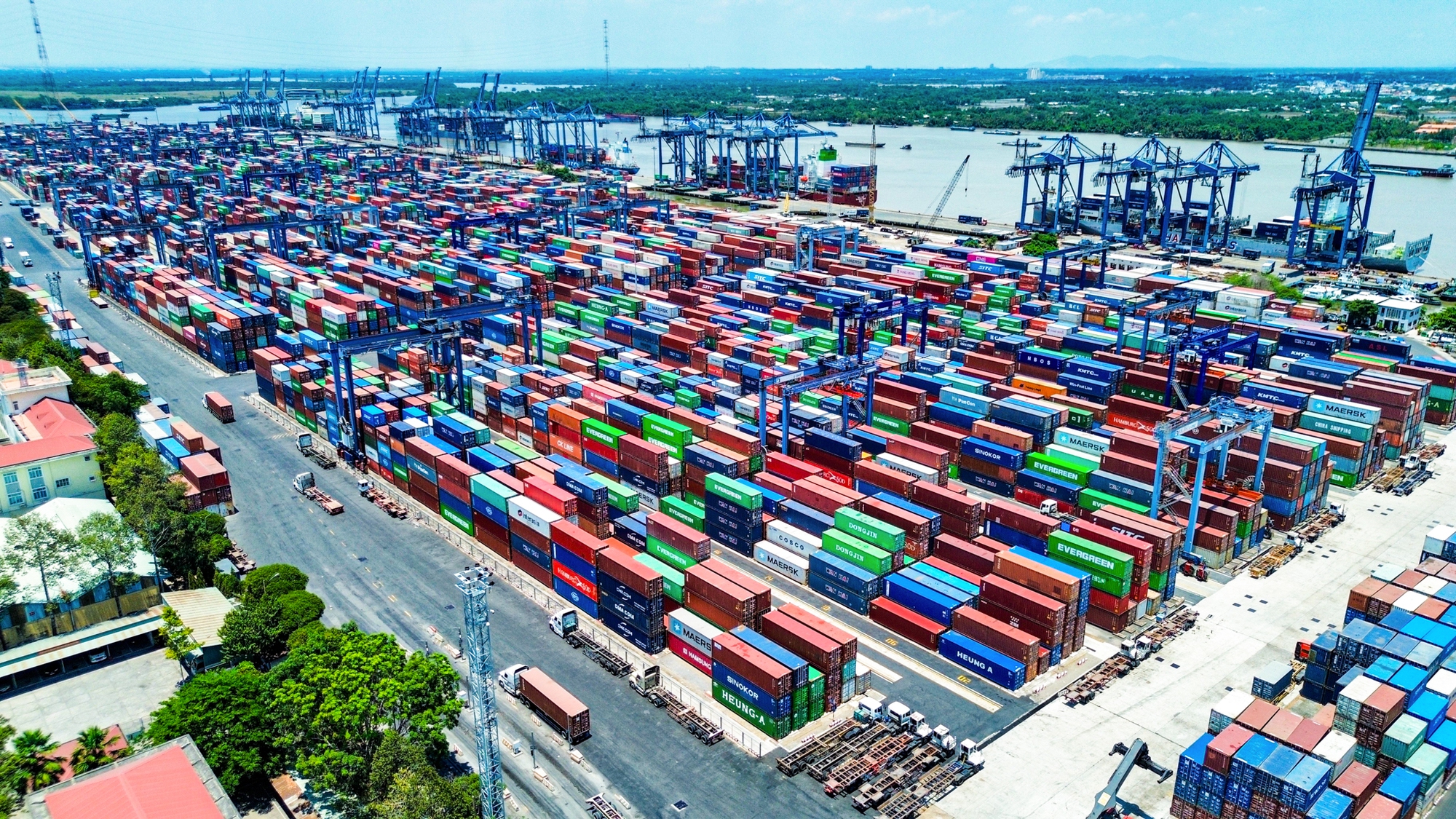 Toàn cảnh cảng biển lớn nhất Việt Nam, có lượng bốc dỡ container bằng tất cả cảng ở miền Bắc và miền Trung gộp lại - Ảnh 1.