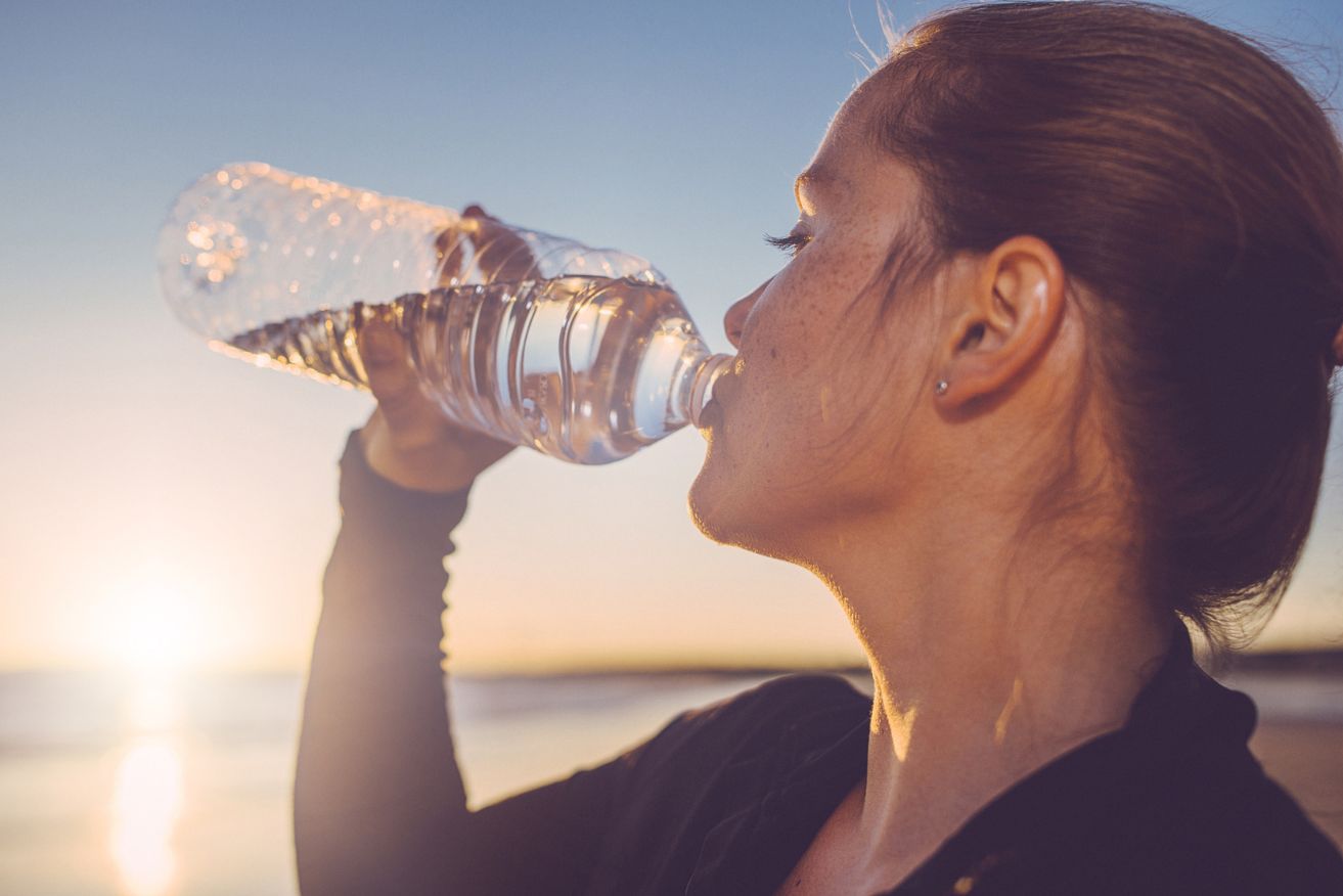 2 sai lầm khi uống nước khiến tim, thận "kiệt quệ": Nhiều người vẫn làm vào ngày nắng nóng- Ảnh 1.