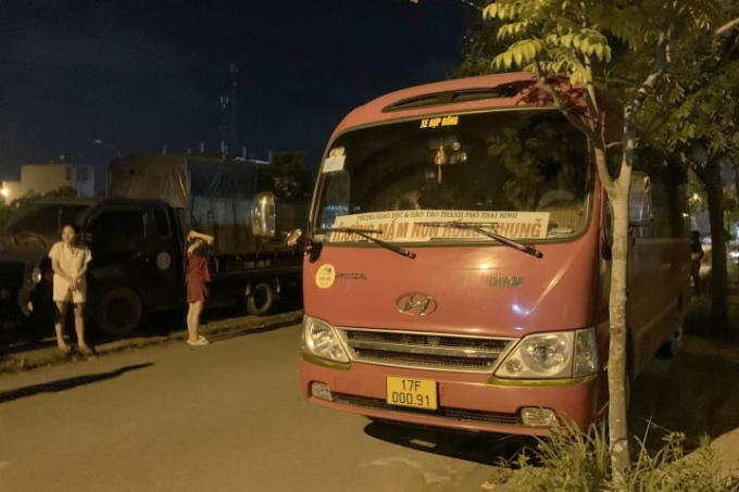 Phụ huynh bất an không ngủ nổi sau vụ việc bé trai 5 tuổi ở Thái Bình, đề xuất giải pháp an toàn trên các chuyến xe bus tới trường- Ảnh 1.