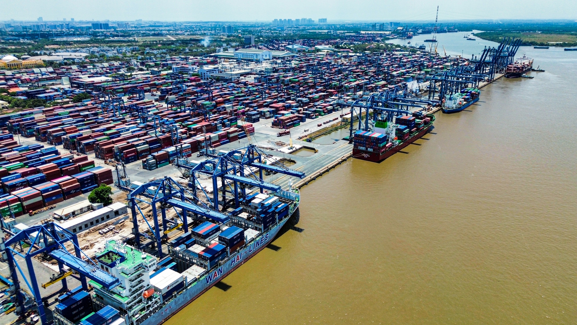 Toàn cảnh cảng biển lớn nhất Việt Nam, có lượng bốc dỡ container bằng tất cả cảng ở miền Bắc và miền Trung gộp lại - Ảnh 2.