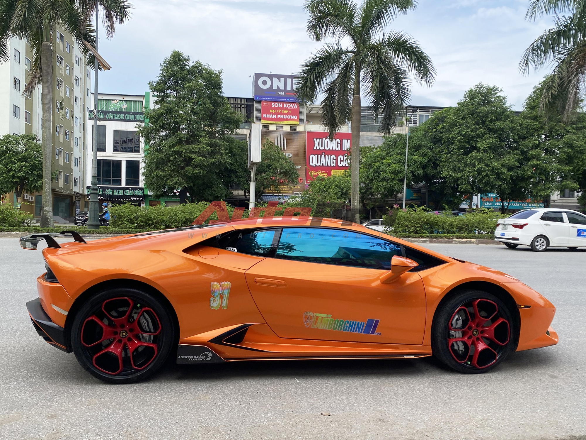 Thích McLaren nhưng chốt Lamborghini Huracan rồi độ lại, đại gia Nghệ An chia sẻ: 'Chạy êm, nâng gầm đi đường xấu được, tiết kiệm hơn LX 570'- Ảnh 7.