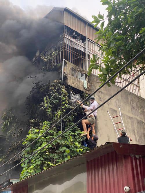 Người đàn ông phá ban công cứu 2 cô gái trong nhà trọ bị cháy ở Hà Nội: "Tôi không muốn làm người hùng"- Ảnh 2.