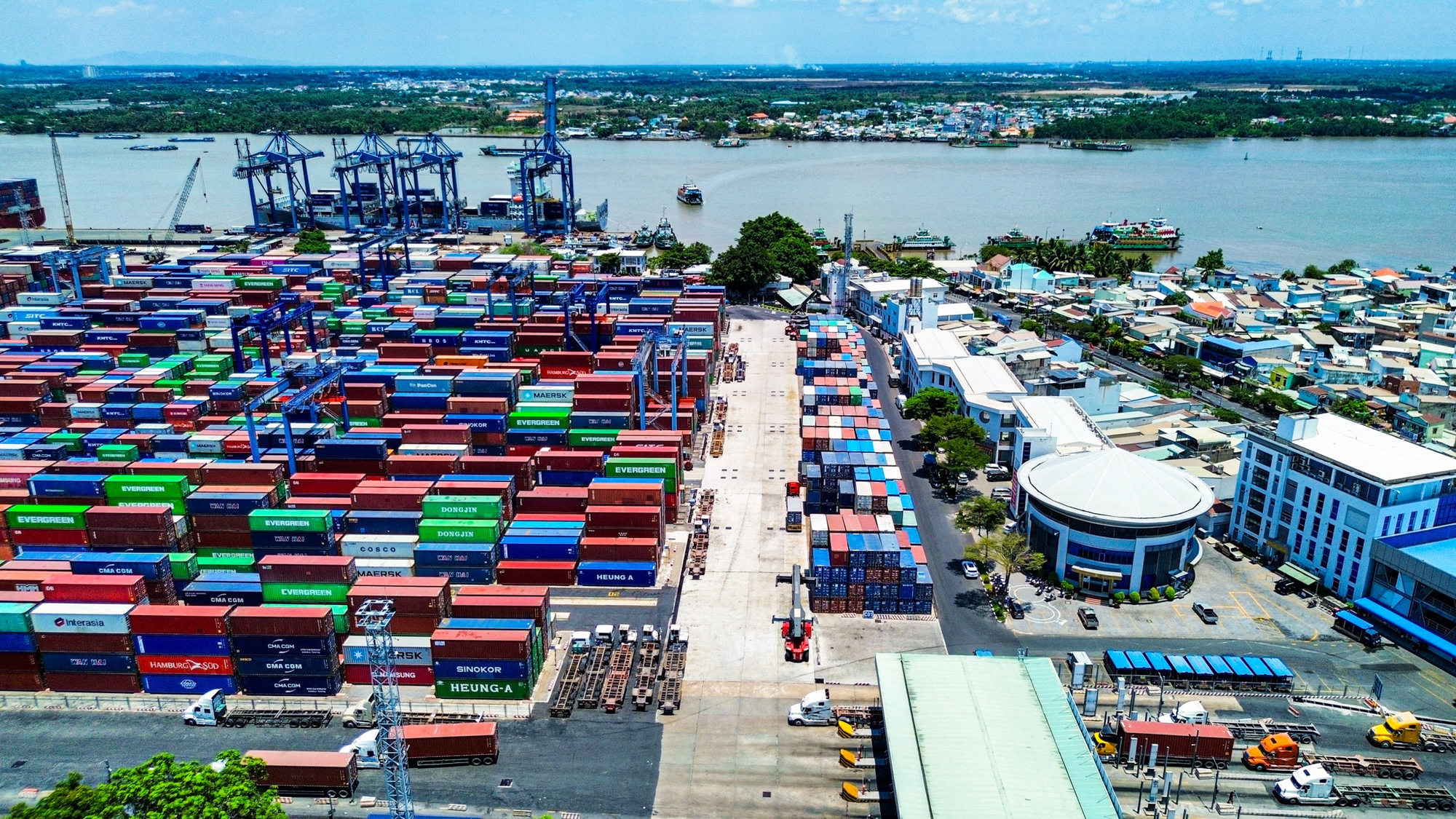 Toàn cảnh cảng biển lớn nhất Việt Nam, có lượng bốc dỡ container bằng tất cả cảng ở miền Bắc và miền Trung gộp lại - Ảnh 6.