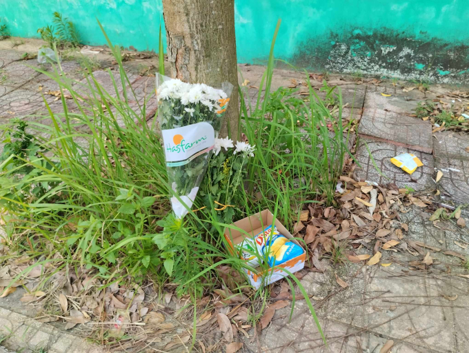 Vụ cháu bé 5 tuổi bị bỏ quên trên xe ô tô đưa đón ở Thái Bình: Gói bim bim, nhành hoa trắng thay cho lời tiễn biệt!- Ảnh 3.