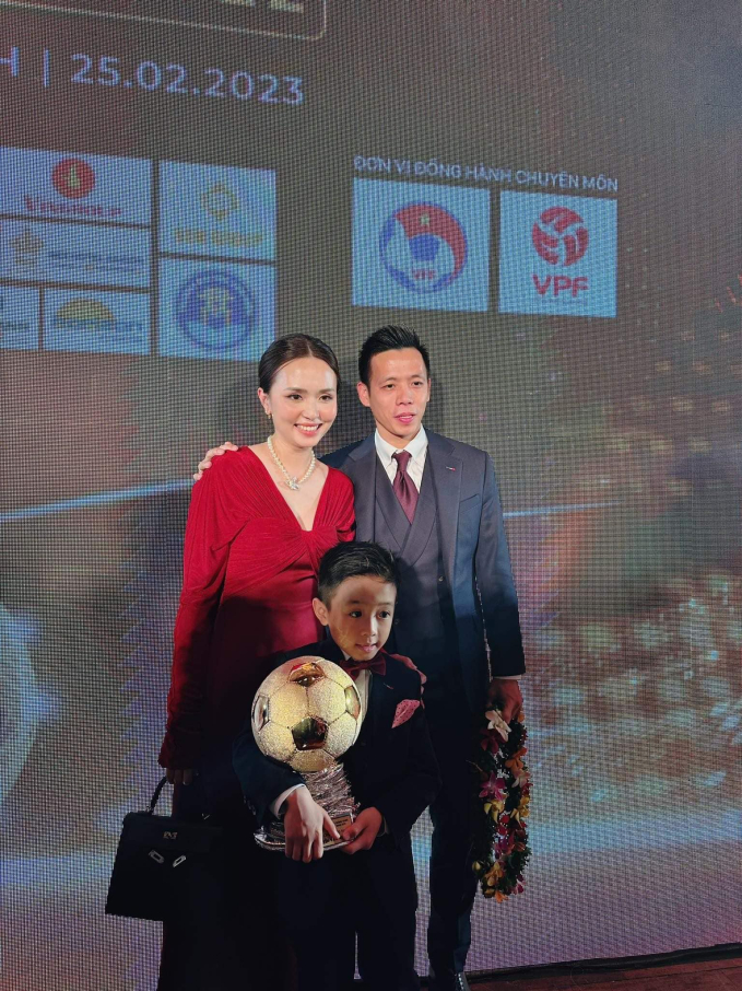 Làm rể nhà cựu Chủ tịch CLB Sài Gòn, Văn Quyết bị em vợ trêu chọc chuyện tiền thưởng bóng đá- Ảnh 3.