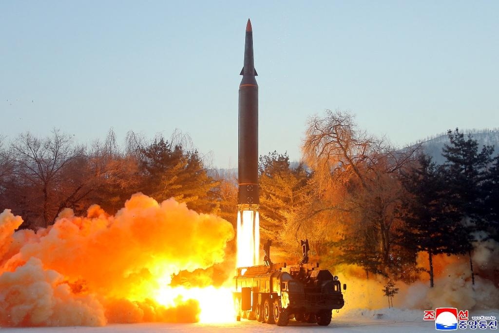 Triều Tiên phóng hàng loạt tên lửa đạn đạo- Ảnh 1.