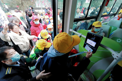 Xe bus chở học sinh lắp 13 camera tránh "quên" hành khách, tài xế ngáp lập tức bị nhắc nhở- Ảnh 1.