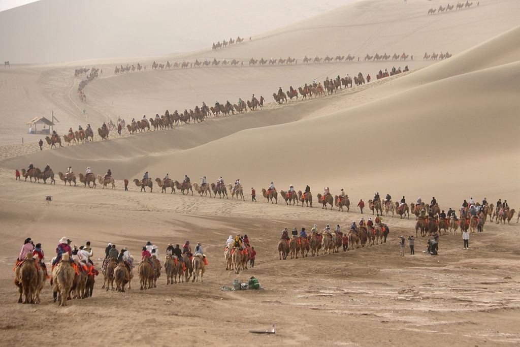 Nghẹt thở cảnh du lịch dịp nghỉ lễ ở Trung Quốc: Cả sa mạc cũng "tắc đường"- Ảnh 10.