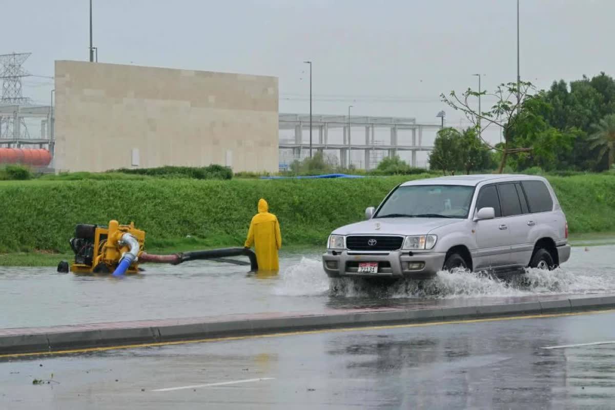 Dubai tiếp tục ngập lụt nghiêm trọng: Hàng loạt chuyến bay bị hủy, trường học và văn phòng nhận lệnh đóng cửa- Ảnh 2.