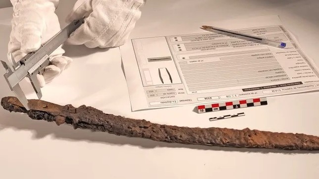 Tìm thấy thanh kiếm quý hiếm hơn 1.000 năm tuổi- Ảnh 1.