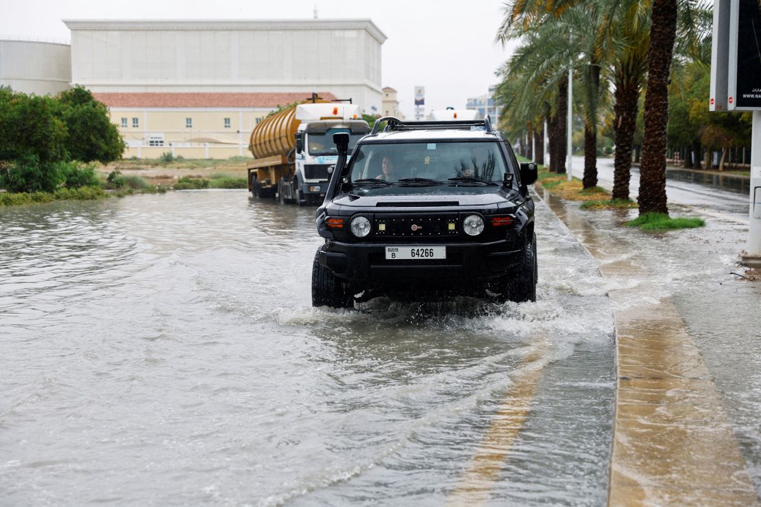Dubai tiếp tục ngập lụt nghiêm trọng: Hàng loạt chuyến bay bị hủy, trường học và văn phòng nhận lệnh đóng cửa- Ảnh 3.