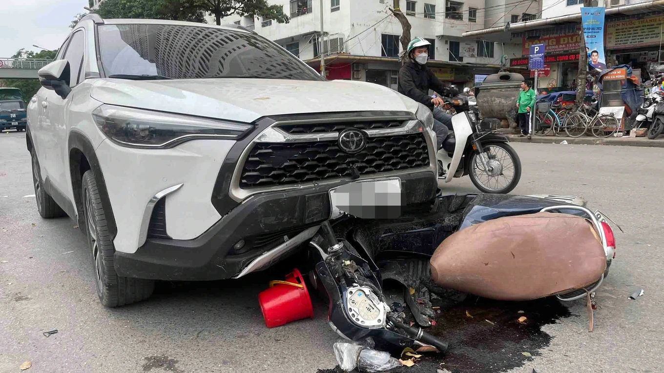 Ảnh TNGT: Nữ tài xế cầm lái Toyota Corolla Cross gây tai nạn liên hoàn với 2 xe máy và 1 ô tô- Ảnh 6.