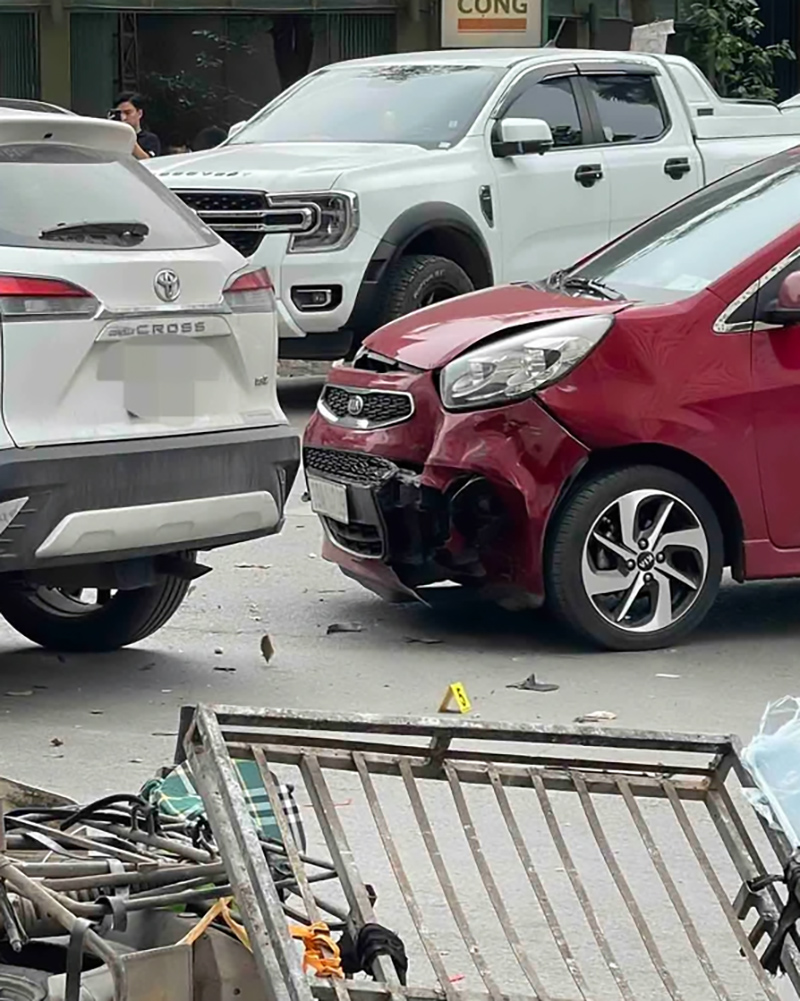 Ảnh TNGT: Nữ tài xế cầm lái Toyota Corolla Cross gây tai nạn liên hoàn với 2 xe máy và 1 ô tô- Ảnh 2.