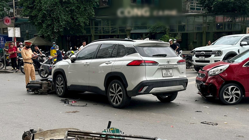 Ảnh TNGT: Nữ tài xế cầm lái Toyota Corolla Cross gây tai nạn liên hoàn với 2 xe máy và 1 ô tô- Ảnh 7.