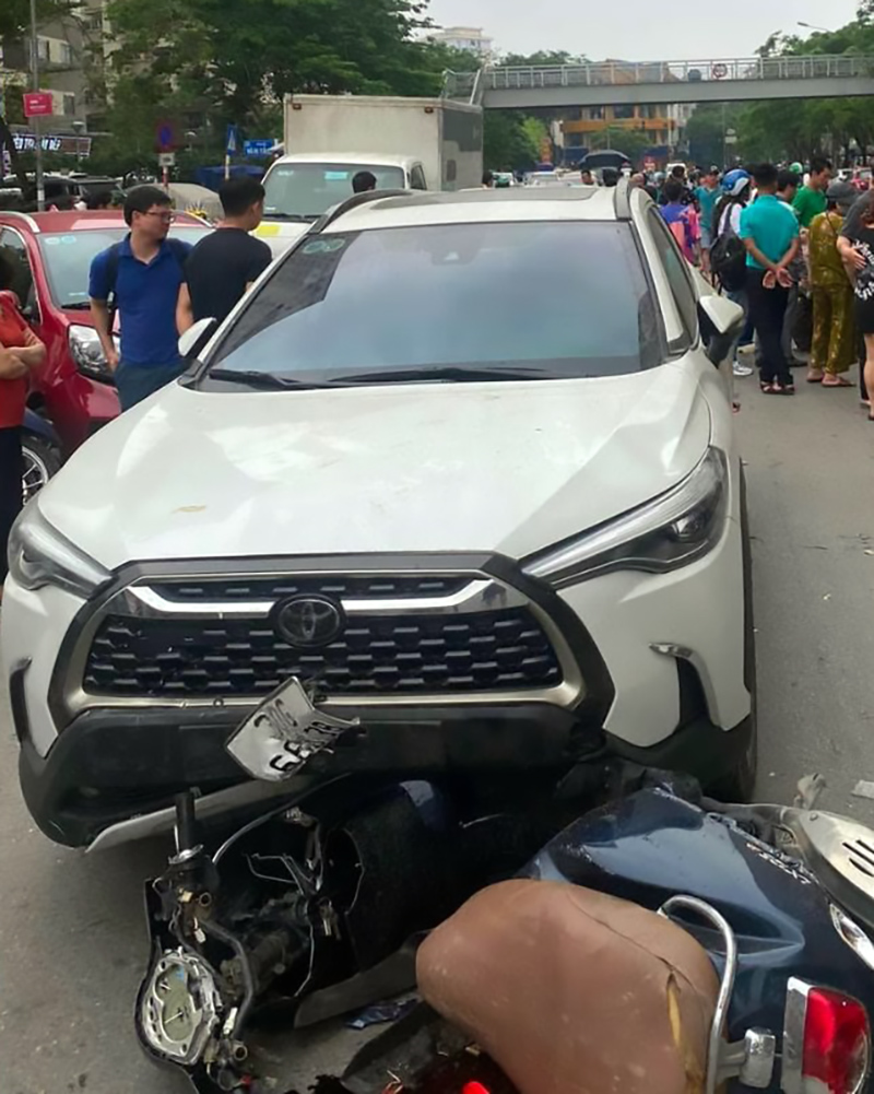 Ảnh TNGT: Nữ tài xế cầm lái Toyota Corolla Cross gây tai nạn liên hoàn với 2 xe máy và 1 ô tô- Ảnh 5.