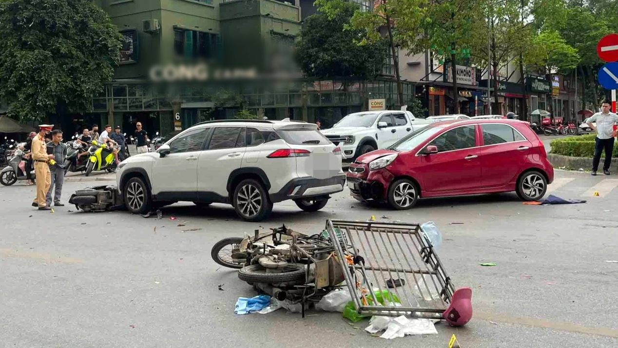 Ảnh TNGT: Nữ tài xế cầm lái Toyota Corolla Cross gây tai nạn liên hoàn với 2 xe máy và 1 ô tô- Ảnh 1.