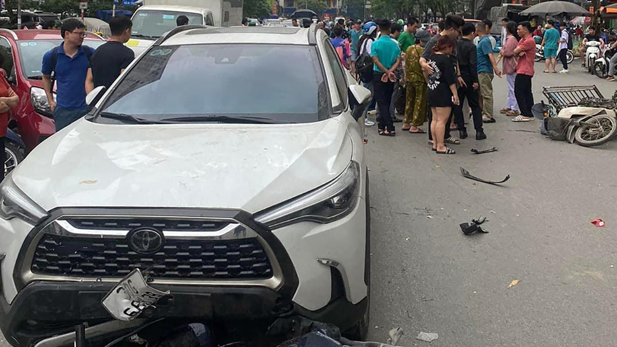 Ảnh TNGT: Nữ tài xế cầm lái Toyota Corolla Cross gây tai nạn liên hoàn với 2 xe máy và 1 ô tô- Ảnh 8.