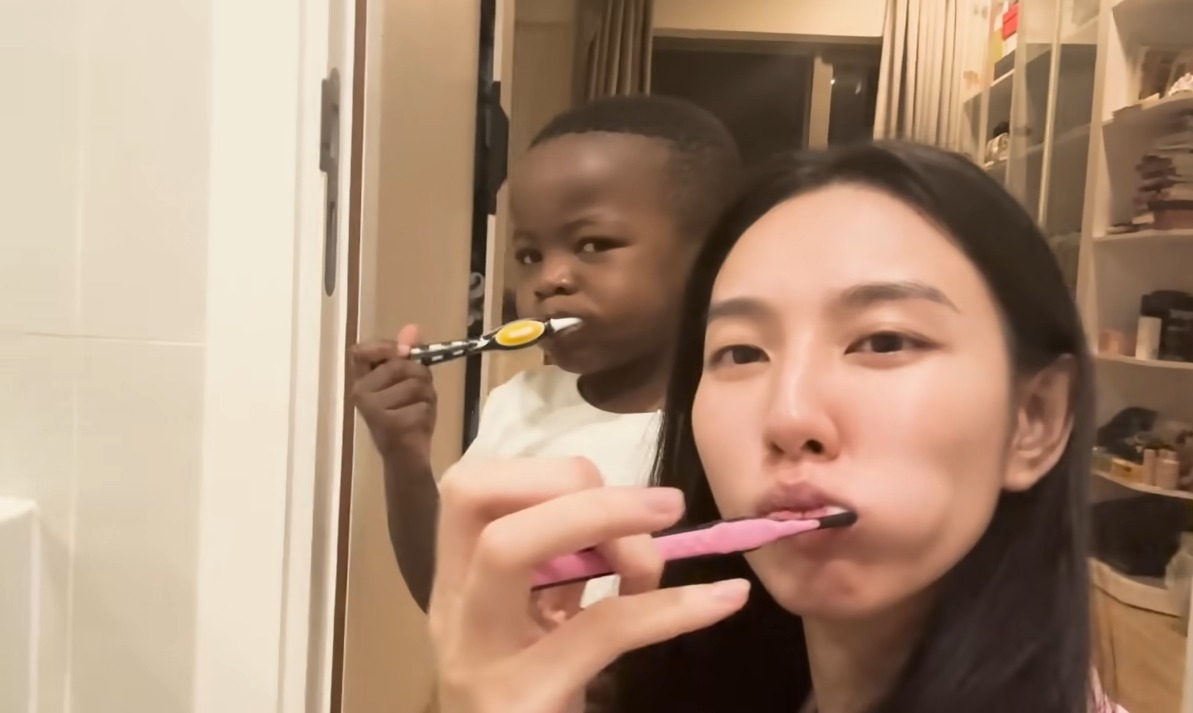 Ba Hoa hậu Thùy Tiên gặp Quang Linh Vlogs, ông chủ team châu Phi bị 