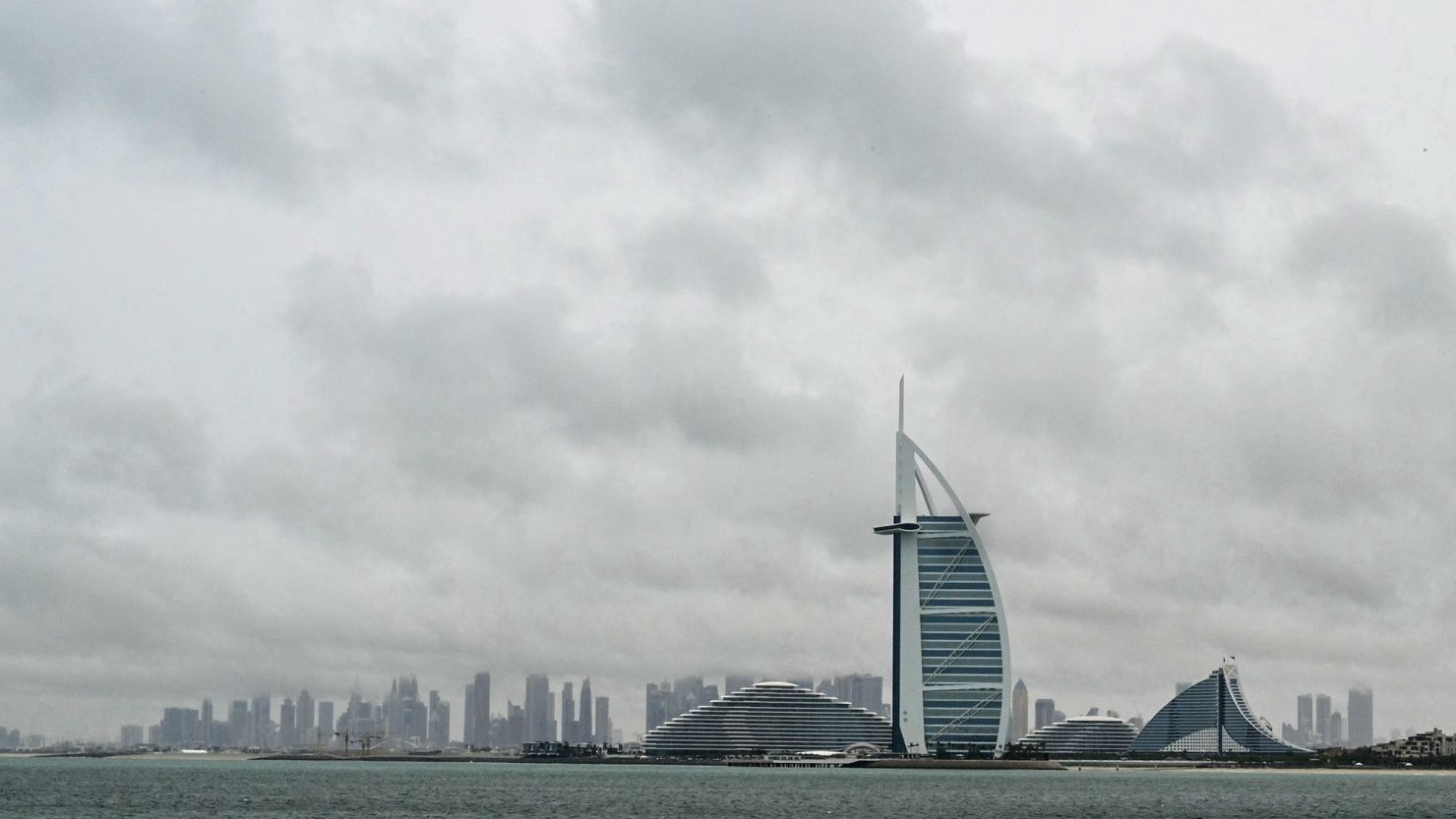 Dubai tiếp tục ngập lụt nghiêm trọng: Hàng loạt chuyến bay bị hủy, trường học và văn phòng nhận lệnh đóng cửa- Ảnh 1.