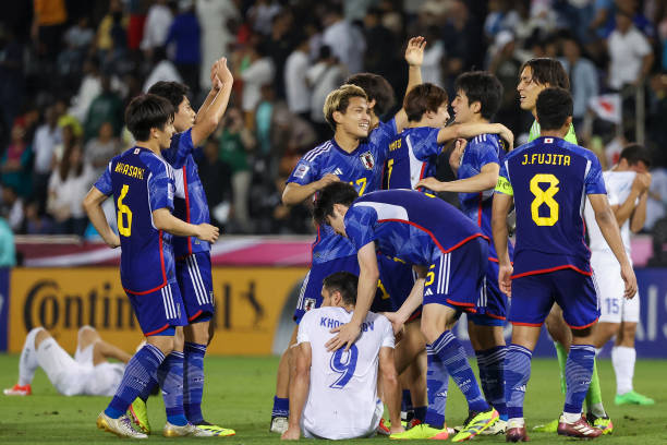 Đá trượt penalty ở phút bù giờ nghiệt ngã, cầu thủ Uzbekistan 