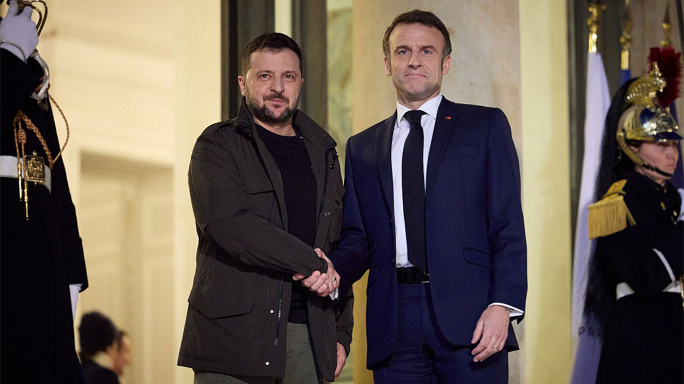 Tổng thống Pháp Emmanuel Macron (phải) và Tổng thống Ukraine Volodymyr Zelensky vào tháng 2/2024
