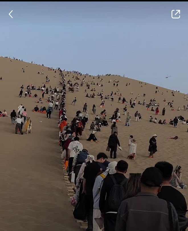 Nghẹt thở cảnh du lịch dịp nghỉ lễ ở Trung Quốc: Cả sa mạc cũng "tắc đường"- Ảnh 11.