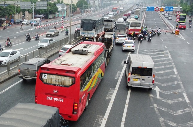 Vụ cầu vượt xây xong quây rào: Đề nghị bàn giao cả tháng nhưng Hà Nội chưa phản hồi- Ảnh 1.