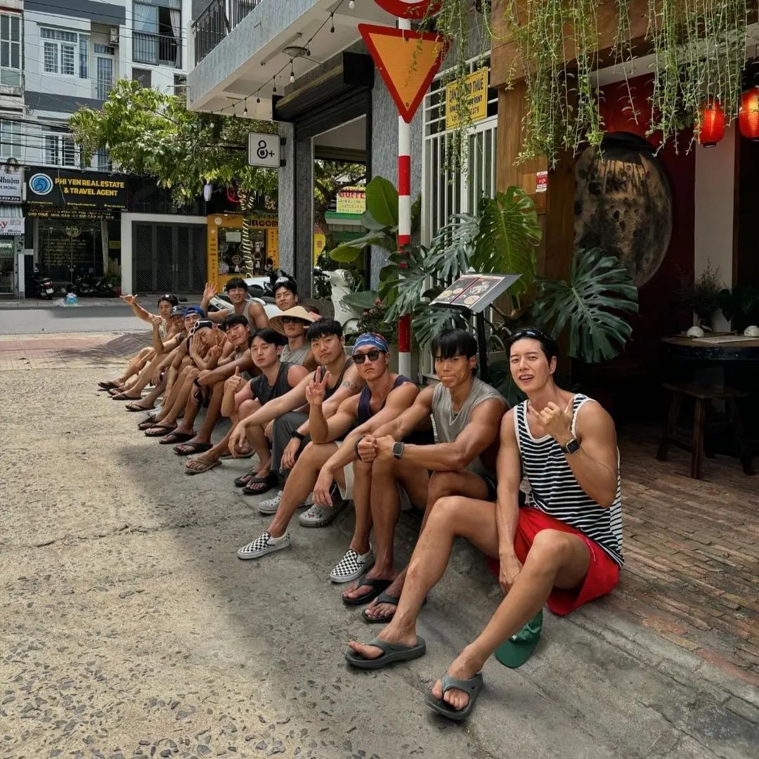 Park Hae Jin cùng hội bạn Park Hae Jin cùng hội bạn