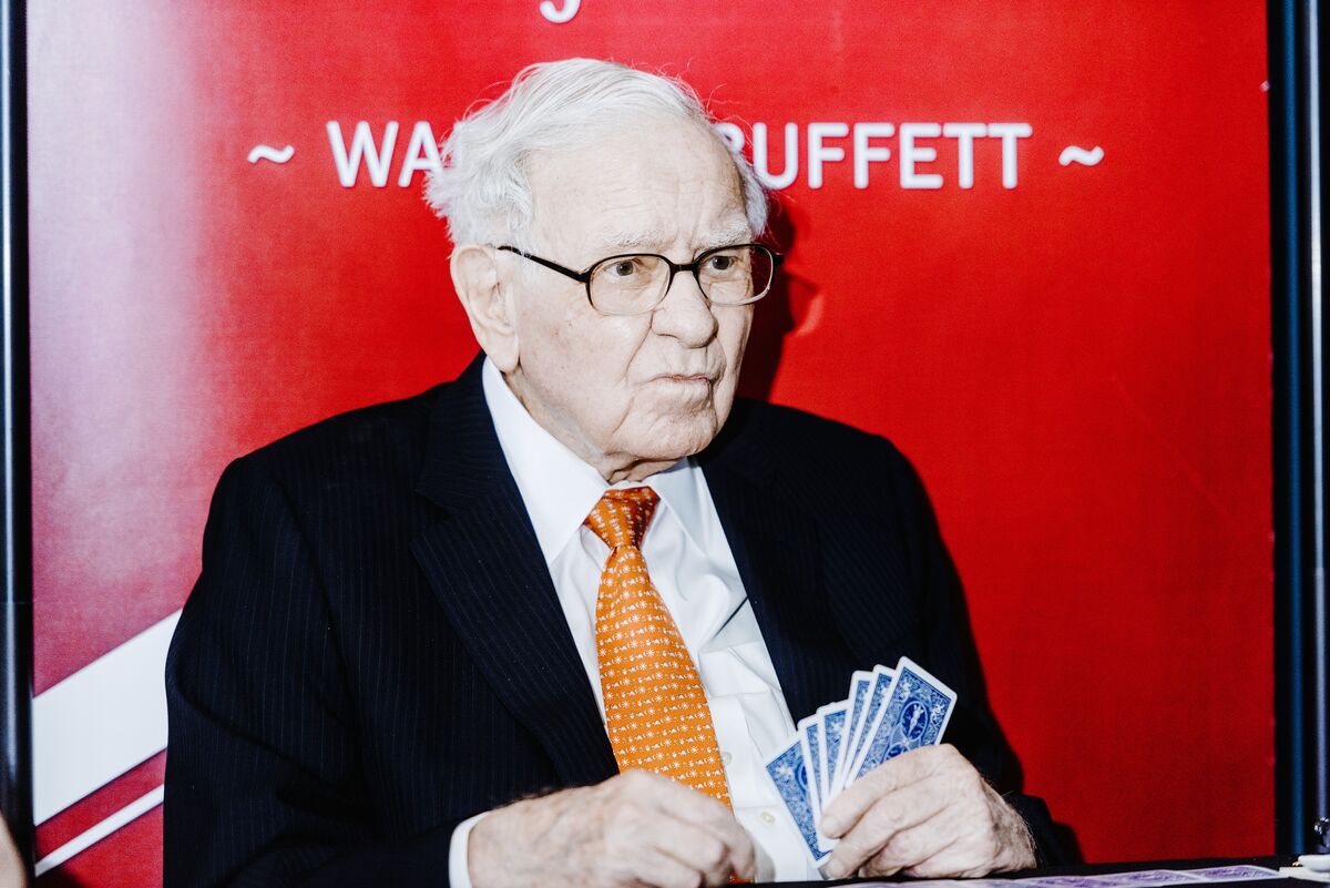 Chuyện gì đây: Cụ ông 93 tuổi Warren Buffett bán tháo cổ phiếu Apple, tích trữ tiền mặt kỷ lục trong khi lợi nhuận giảm 64%- Ảnh 2.