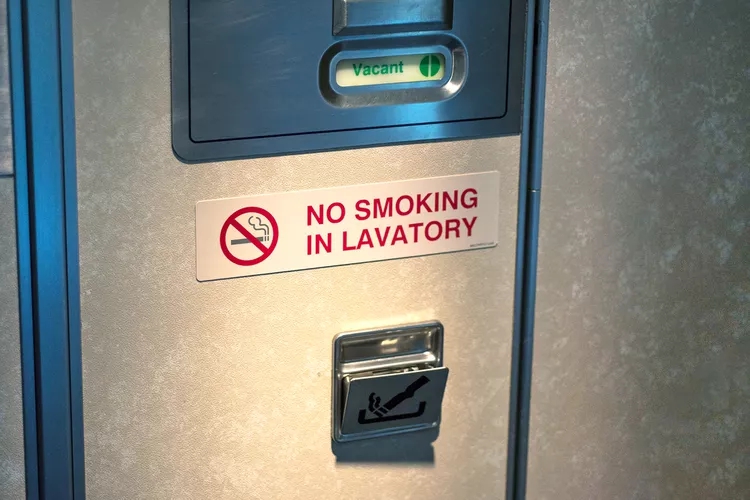 Tại sao một số máy bay vẫn trang bị gạt tàn dù cấm hút thuốc?- Ảnh 1.