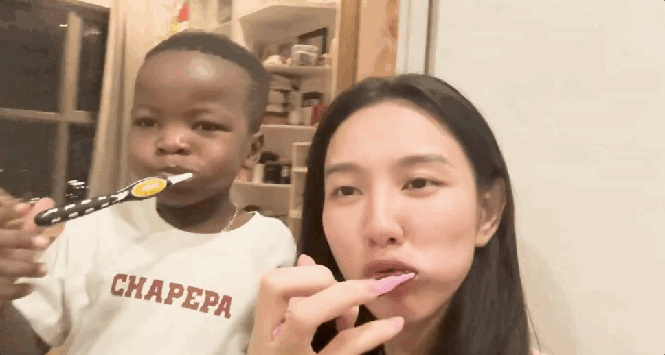 Hoa hậu Thuỳ Tiên cùng team Châu Phi đi chơi công viên, lộ 1 chi tiết rất cưng chiều Lôi Con- Ảnh 4.