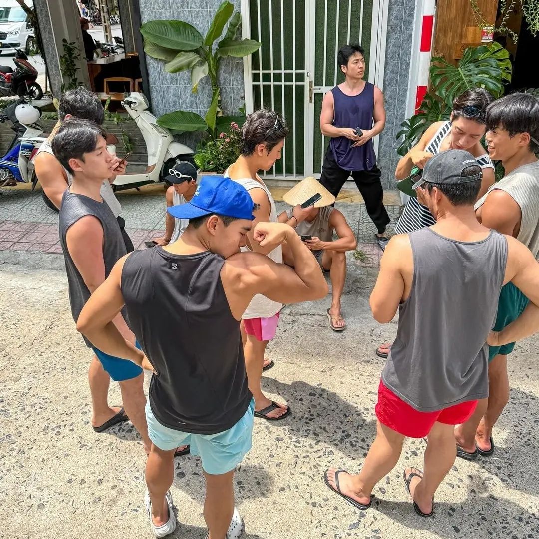 Park Hae Jin cùng hội bạn Park Hae Jin cùng hội bạn