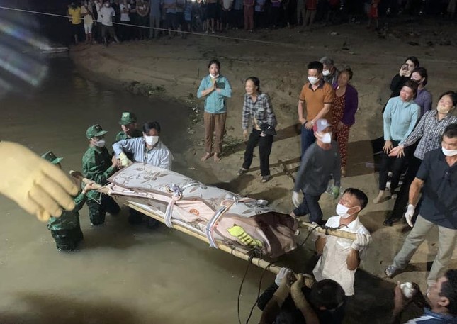 Vụ 2 ngư dân mất tích khi đi câu mực: Tìm thấy thi thể mắc kẹt trong tàu cá bị chìm- Ảnh 2.