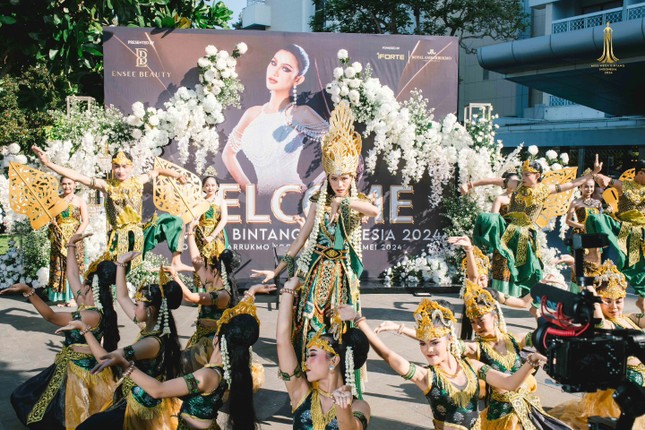 Thí sinh Hoa hậu Hòa bình lố lăng, phản cảm- Ảnh 1.