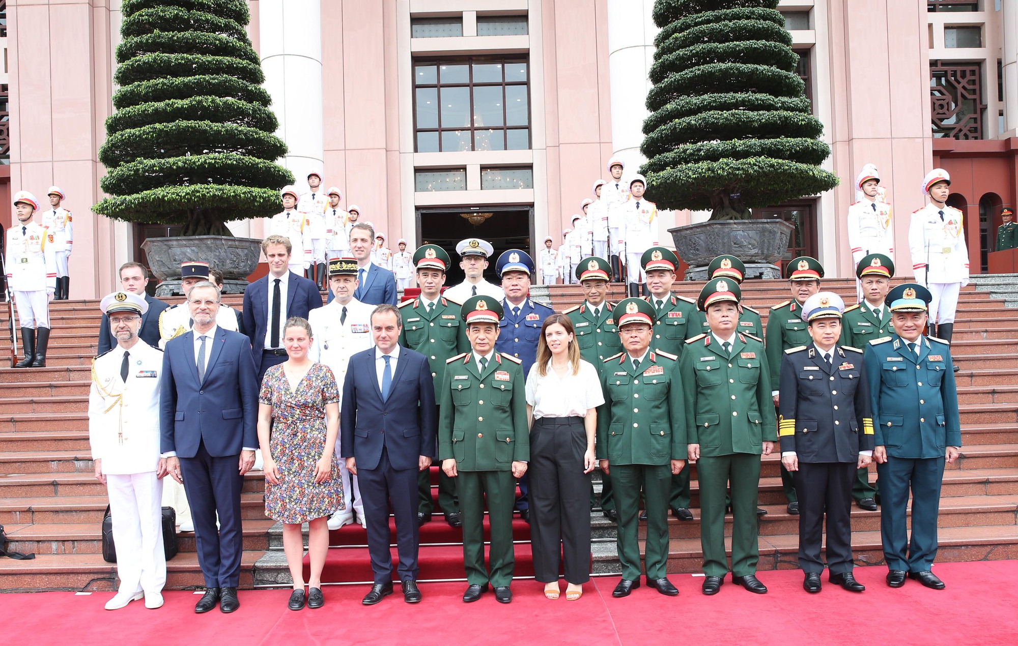 Đại tướng Phan Văn Giang đón Bộ trưởng Bộ Quân đội Pháp thăm Việt Nam- Ảnh 7. Đại tướng Phan Văn Giang đón Bộ trưởng Bộ Quân đội Pháp thăm Việt Nam- Ảnh 7.