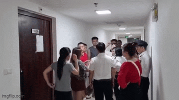 Người phụ nữ đạp cư dân ở chung cư tại Hà Nội: Do bố bị xúc phạm nhiều lần?- Ảnh 1.