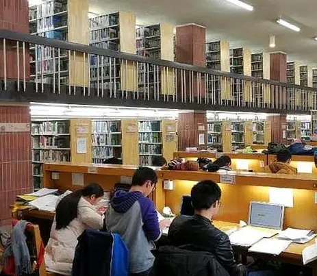Bức ảnh chụp bên trong thư viện Thanh Hoa bị tung lên mạng: Người giỏi không đáng sợ, đáng sợ là họ vừa giỏi vừa nỗ lực!- Ảnh 1.