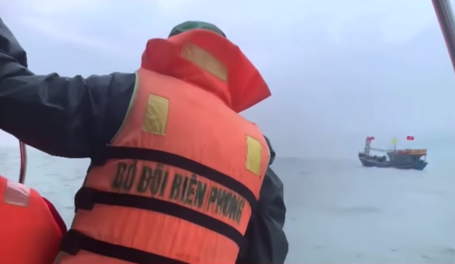 Vụ 2 ngư dân mất tích khi đi câu mực: Tìm thấy thi thể mắc kẹt trong tàu cá bị chìm- Ảnh 1.