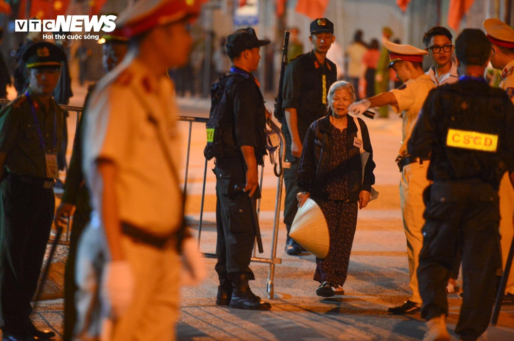 Người dân đến sân vận động Điện Biên từ tờ mờ sáng xem tổng duyệt diễu binh- Ảnh 6.