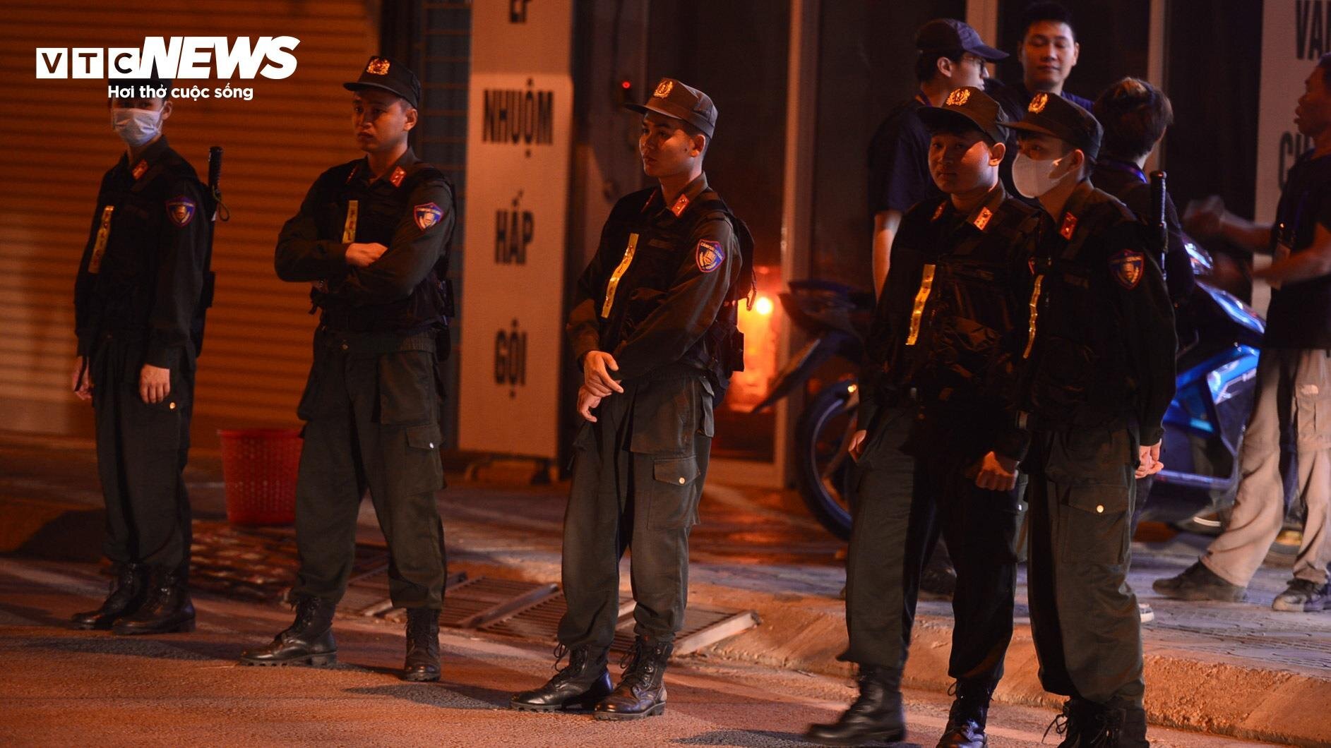 Người dân đến sân vận động Điện Biên từ tờ mờ sáng xem tổng duyệt diễu binh- Ảnh 8.