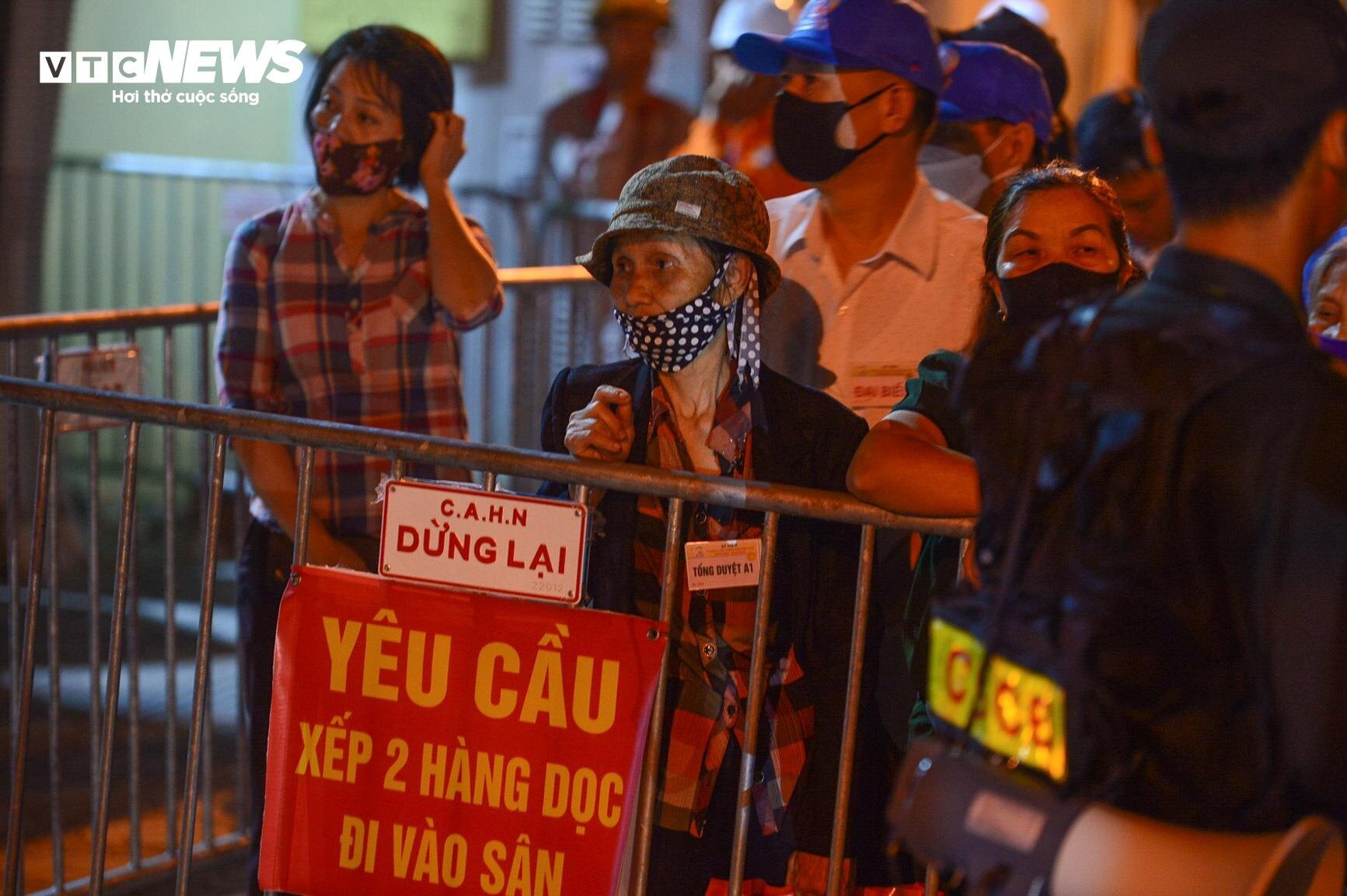 Người dân đến sân vận động Điện Biên từ tờ mờ sáng xem tổng duyệt diễu binh- Ảnh 4.