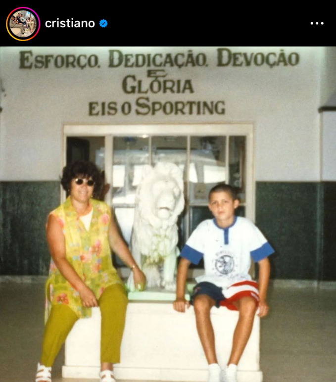 Đáng yêu khoảnh khắc bé út nhà Ronaldo mang hoa tặng Georgina trong ngày quan trọng: “Làm mẹ là điều tuyệt vời nhất”- Ảnh 2.