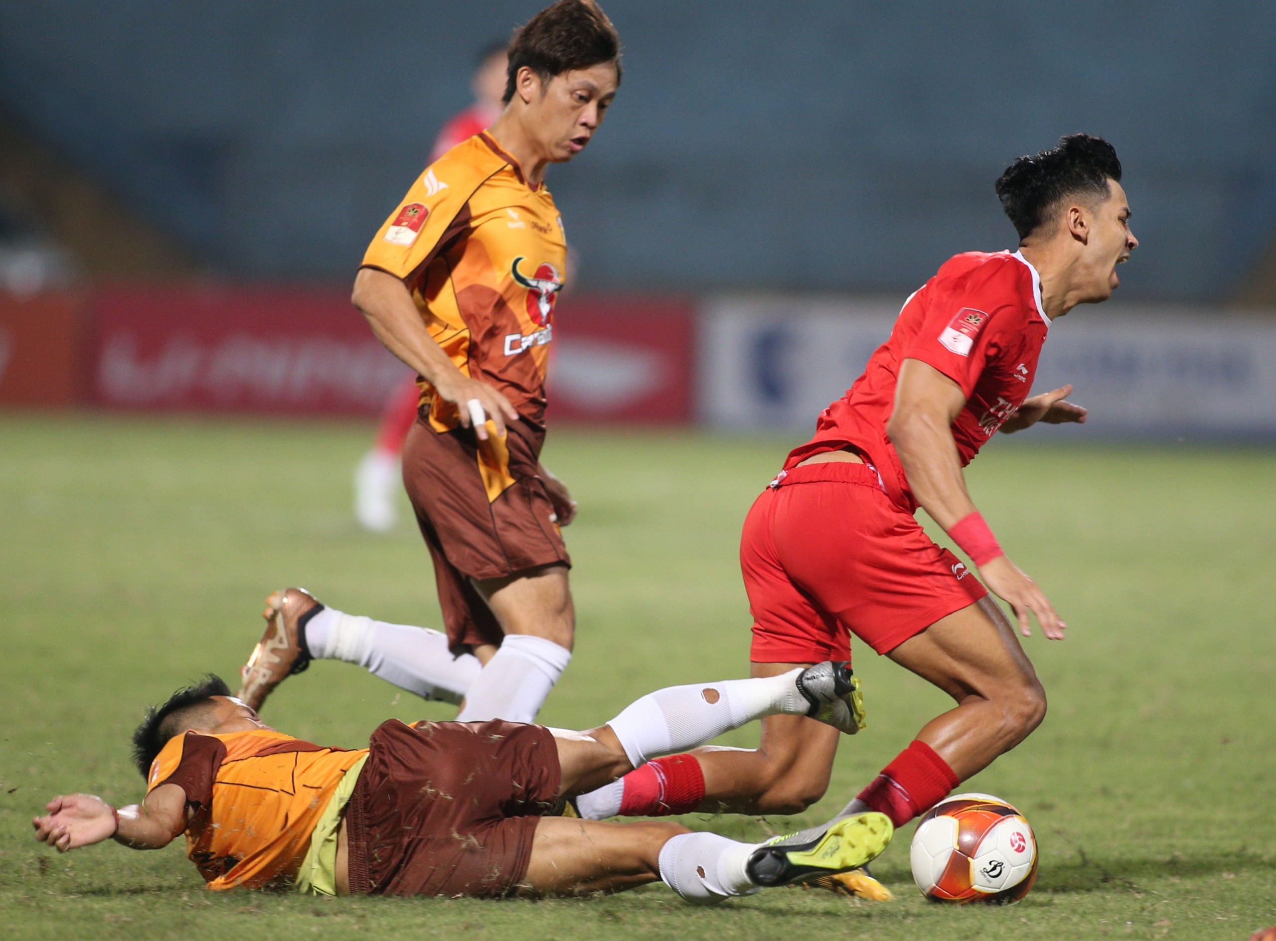 HLV Viettel mỉa mai HAGL đá xấu, nên đổi tên khác 1 HLV V.League mỉa mai HAGL đá xấu xí và nên đổi tên, nói thủ môn Bùi Tiến Dũng gặp may